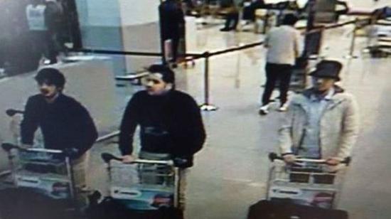 比利时媒体公布照片显示，穿黑衣的这两名男子看上去左手戴着黑手套。报道说，他们试图隐藏引爆装置。