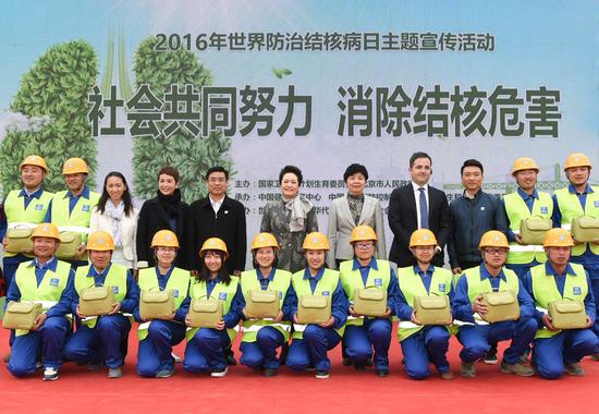 全国结核病防治宣传大使蒋雯丽、康辉与进城务工人员进行了互动知识问答