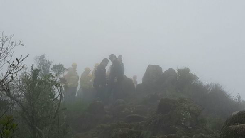 警方和消防搜索人员在悬崖附近搜索。（图片来源：香港《南华早报》网站）

