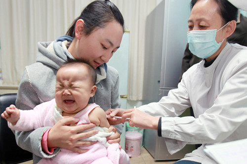 山西太原一名幼儿正接种疫苗 资料图片来源：香港《大公报》