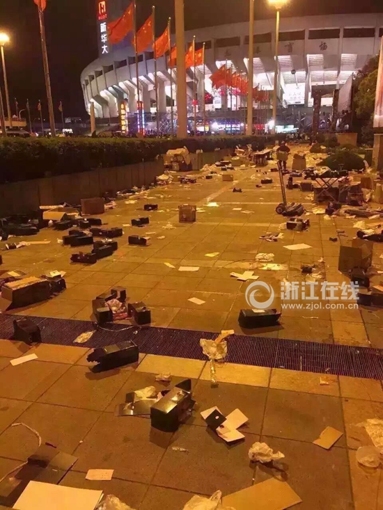 Bigbang演唱会观众离场后，黄龙体育中心周围满地垃圾。图片来自网友。