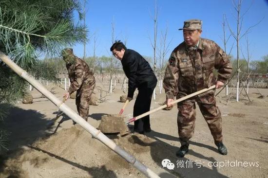 军委副主席范长龙在植树