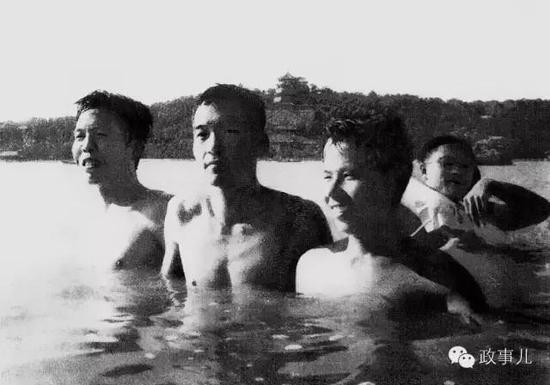 研究生时期，温家宝（左二）与同学在颐和园游泳