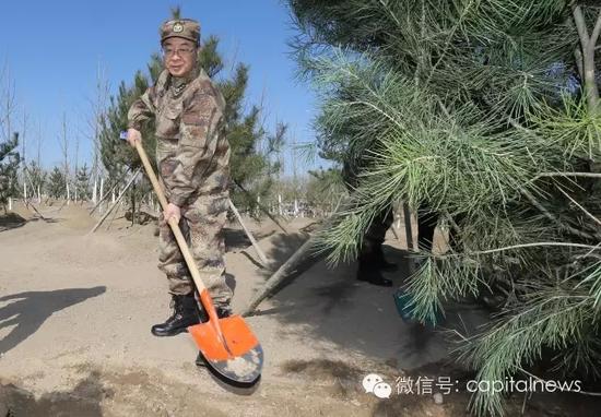 军委联合参谋部参谋长房峰辉在植树，他是新中国成立60周年国庆阅兵的总指挥