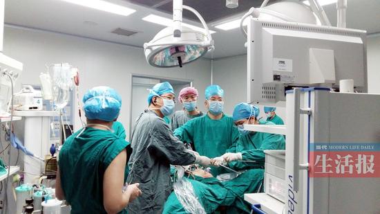医生在做取出“心肝宝贝”的手术（广西壮族自治区人民医院供图）