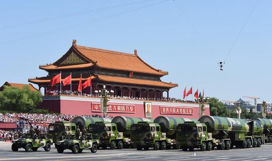 资料图片：抗战胜利70周年阅兵式上的火箭军方队。