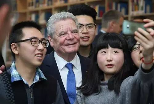 德国总统高克访问同济大学。