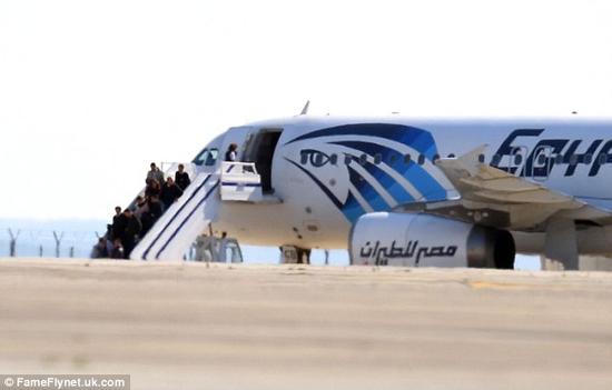 乘客被释放走下飞机。