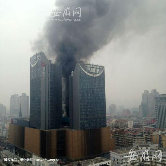 市民用手机拍摄的火灾现场。