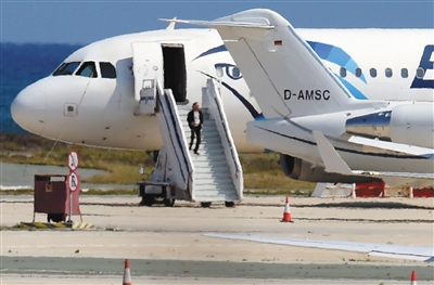 29日，塞浦路斯拉纳卡机场，经过6个小时对峙，据信是劫机者的男子走下客机。