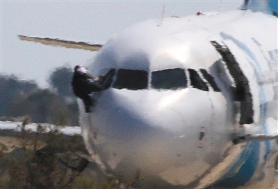 29日，塞浦路斯拉纳卡机场，一名男子从被劫客机驾驶舱窗户爬出。新华社发