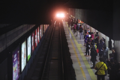 昨日，复兴门地铁2号线，一辆列车驶入站台。