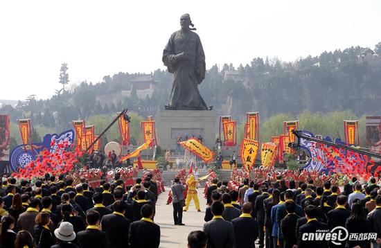 3月31日上午，“丙申年祭祀史圣司马迁大典”在韩城市司马迁祠广场举行。