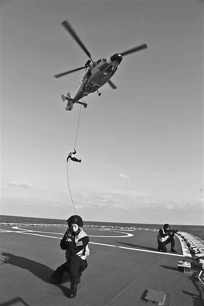 连日来,赴印尼参加“科摩多”联合军演的我海军舰艇编队在西太平洋举行临检拿捕、直升机互降、舰机联合搜救及离舰损管等多个科目的训练演练。3月30日特战队员在训练中进行索降。逄忠平摄