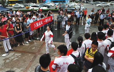 2015年6月7日，人大附中，高考第一天，考生们在家长们的夹道欢迎中走进考场。新京报记者 薛珺 摄