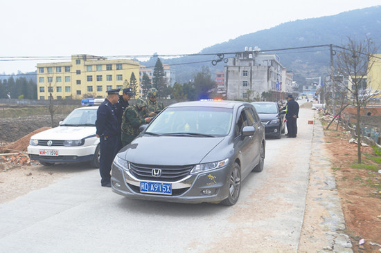 办案民警在排查嫌疑车辆