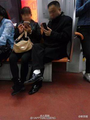 北京地铁1号线上 男子揭走地铁线路图