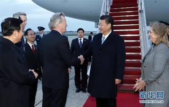 3月30日，美国政府高级官员到机场迎接习近平。新华社记者 鞠鹏摄