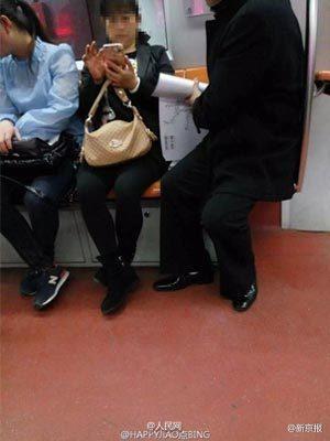 北京地铁1号线上 男子揭走地铁线路图