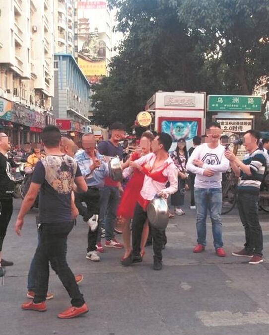 各地频现恶俗的婚闹习俗。