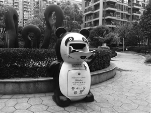 摆放在小区内、此前被宣传回收废旧衣物用于公益的“大熊猫”