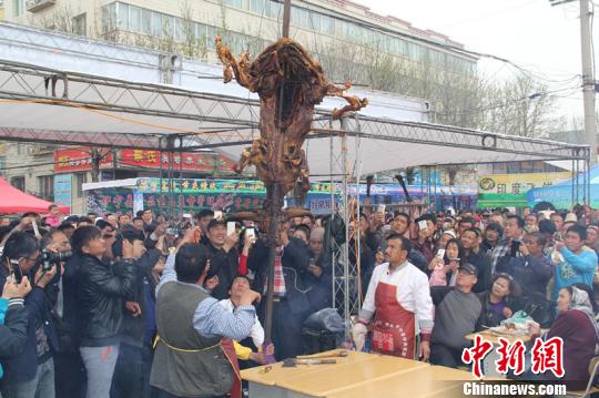 去年杏花节他的烧烤很受当地民众的欢迎，自己也收入不菲。今年杏花节他准备了30头牦牛、1000只羊和10吨鱼。