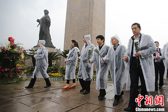 图为刘少奇女儿刘爱琴（右二）参加祭扫。 中新社记者 泱波 摄