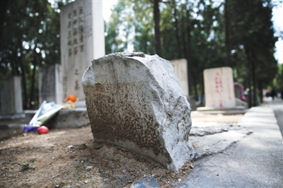 昨日，八宝山人民公墓，一座老墓的墓身已经断裂。新京报记者 尹亚飞 摄