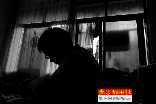 3月31日，深圳布吉丽湖花园小区内商品房与农民房混杂，40岁的杨林换房失败后，一家租住在农民房里。