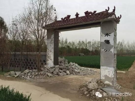 朱集村双龙湾公墓，南面和东面的墙已经被拆除，种上了麦子。