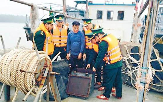 船上人员接受越南警方调查