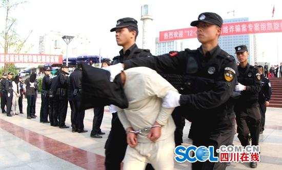 17名犯罪嫌疑人被押解到广元市。