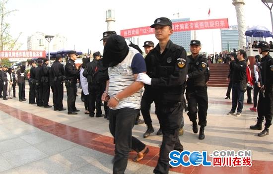17名犯罪嫌疑人被押解到广元市。