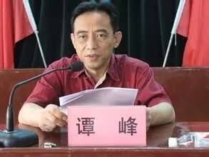 令人唏嘘的是，当年书记县长“龙虎斗”的双方，书记谭峰卸任后去向无从查询。县长唐天生已经坠楼身亡。