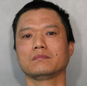华裔店主萧秀灵（音）因将妻子双手按入油锅而被美国警方逮捕（网页截图）