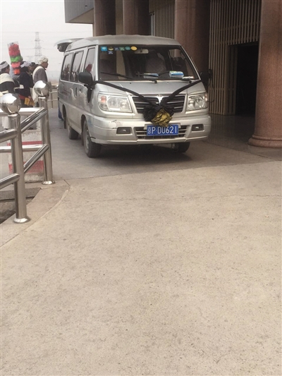 3月31日上午，一辆“黑殡仪车”将遗体拉进通州殡仪馆。