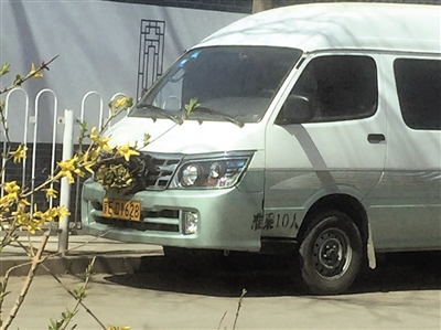 3月29日，八宝山殡仪馆西侧，有“黑殡仪车”停靠路边。