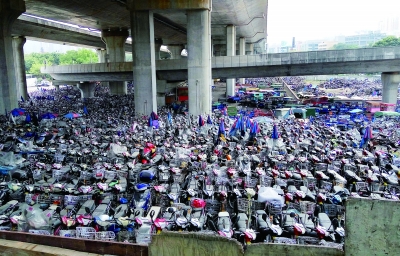 4月2日，深圳开展禁摩限电运动，收缴大量电动单车、三轮车，形成了场面壮观的“电单车坟场” 图/视觉中国
