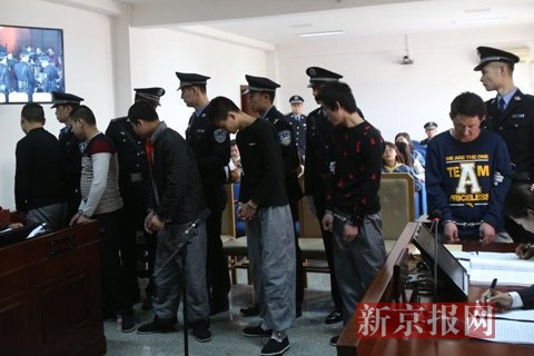 六名被告人被带出法庭。新京报记者 王贵彬 摄