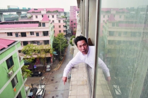 王先生来到6楼窗口，他不相信身高只有1.4米的方圆是坠亡的。