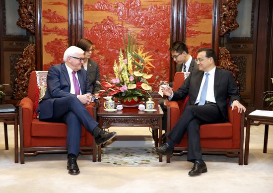 4月8日，国务院总理李克强在北京中南海紫光阁会见来华出席第二轮中德外交与安全战略对话的德国外长施泰因迈尔。新华社记者 马占成 摄