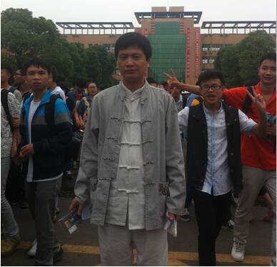 高考学子争相与“明星考生”张一一合影做胜利手势