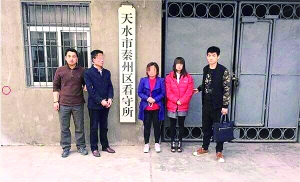 　警方抓获3名嫌疑人，穿红色衣服的是小马的网恋女友“雪儿”。