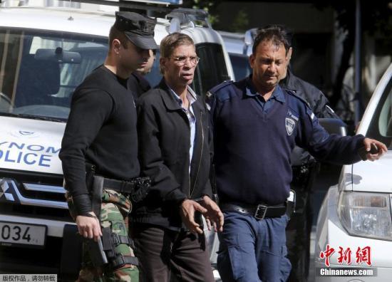 当地时间2016年3月30日，塞浦路斯拉纳卡，劫机男子赛义夫丁·穆斯塔法被警察押送至法院。