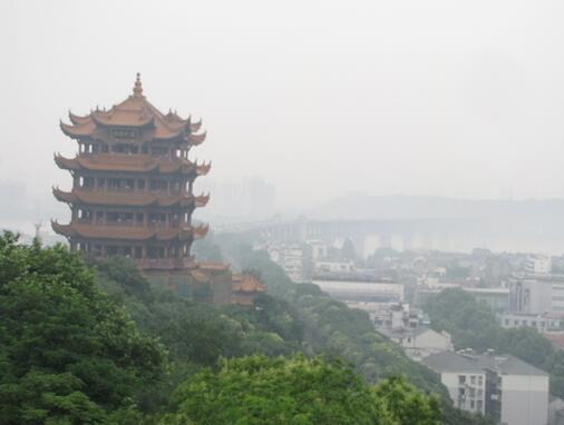 武汉红色预警启动条件降低 重污染时学校可停