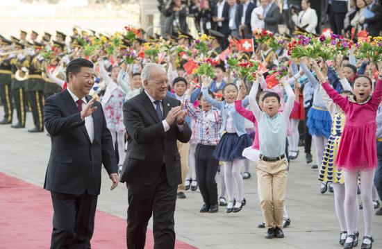 4月8日,国家主席习近平举办仪式期待瑞士联邦主席施奈德-阿曼访华。 新华社记者李学仁摄