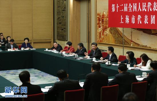 图为：2016年3月5日，中共中央总书记、国家主席、中央军委主席习近平参加十二届全国人大四次会议上海代表团的审议。
