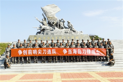上图：官兵在英雄雕像前举行签名活动。作者提供