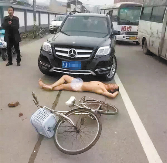 男子裸体躺在路上