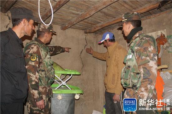 4月10日，武警新疆喀什边防官兵在边境辖区了解群众房屋受损情况。新华社发（李党辉 摄）